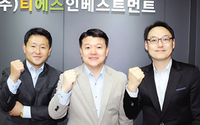 TS인베스트먼트 김웅 대표(왼쪽부터), 뉴패러다임인베스트먼트 배상승, 박제현 공동대표가 주식양수도 계약을 체결하고 있다.