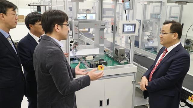 명노현 LS전선 대표(오른쪽)가 폴란드 사업장의 생산 설비 구축 상황을 점검하고 있다.
[LS전선 제공]