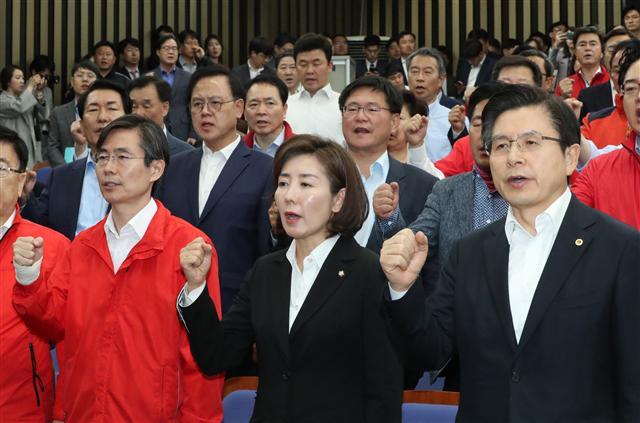 자유한국당 황교안 대표(오른쪽부터), 나경원 원내대표가 30일 국회에서 열린 의원총회에서 패스트트랙 처리에 항의하는 구호를 외치고 있다.    [연합]