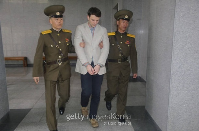 미국 내에서 북한에 억류됐다 풀려난 뒤 엿새 만에 숨진 미국인 오토 웜비어의 석방 몸값을 둘러싼 논란이 확산되고 있다. 웜비어가 북한에 억류 당시 법원에 호송되는 모습. [게티이미지]