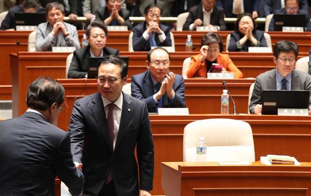 더불어민주당 이해찬 대표(왼쪽)와 홍영표 원내대표가 30일 국회에서 열린 의원총회에서 자축의 악수를 하고 있다.  [연합]