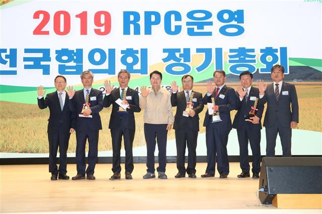 김병원 회장(사진 왼쪽에서 4번째)이 수상자들과 기념촬영을 하고 있다.  [농협 제공]