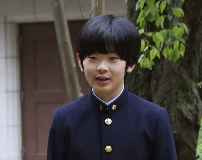 <YONHAP PHOTO-2907> FILE - In this April 8, 2019, file photo, Prince Hisahito poses for photos at Ochanomizu University Junior High School before attending the entrance ceremony in Tokyo. Japanese Emperor Akihito is ending his three-decade reign Tuesday, April 30, 2019 as he abdicates to his son, Crown Prince Naruhito, becoming the first to do so in 200 years, in a step nobody today has witnessed. The line goes to Naruhito’s younger brother Fumihito, better known as his childhood title Prince Akishino, who will become crown prince May 1. His son Hisahito, 12, will be next. (AP Photo/Koji Sasahara, Pool, File)/2019-04-29 09:51:56/ <저작권자 ⓒ 1980-2019 ㈜연합뉴스. 무단 전재 재배포 금지.>
<YONHAP PHOTO-2907> FILE - In this April 8, 2019, file photo, Prince Hisahito poses for photos at Ochanomizu University Junior High School before attending the entrance ceremony in Tokyo. Japanese Emperor Akihito is ending his three-decade reign Tuesday, April 30, 2019 as he abdicates to his son, Crown Prince Naruhito, becoming the first to do so in 200 years, in a step nobody today has witnessed. The line goes to Naruhito’s younger brother Fumihito, better known as his childhood title Prince Akishino, who will become crown prince May 1. His son Hisahito, 12, will be next. (AP Photo/Koji Sasahara, Pool, File)/2019-04-29 09:51:56/ <저작권자 ⓒ 1980-2019 ㈜연합뉴스. 무단 전재 재배포 금지.>