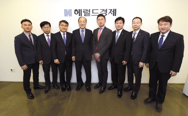 2019 헤럴드경제 자본시장대상 심사위원회 전체회의가 지난 22일 서울 용산구 후암도 헤럴드경제 본사에서 열렸다. 왼쪽부터 황세운 자본시장연구원 연구위원, 박철영 한국예탁결제원 예탁결제본부장, 김동희 금융감독원 자본시장감독국장, 윤계섭 서울대 명예교수(심사위원장), 안창국 금융위원회 자본시장과장, 라성채 한국거래소 유가증권시장본부 상무, 이창화 금융투자협회 증권파생상품서비스본부장, 전창협 헤럴드경제 편집국장.