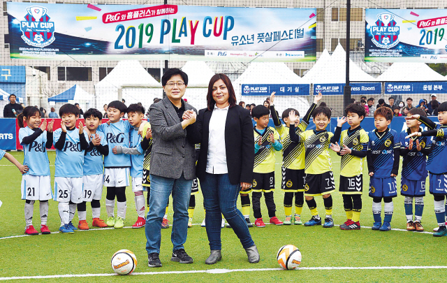 지난 6일 경기도 고양시 장항동 홈플러스 일산점 옥상 ‘HM풋살파크’에서 열린 어린이 축구대회에서 임일순 홈플러스 사장(왼쪽)과 발라카 나야지 한국P&G 대표가 포즈를 취하고 있다.   [홈플러스 제공]