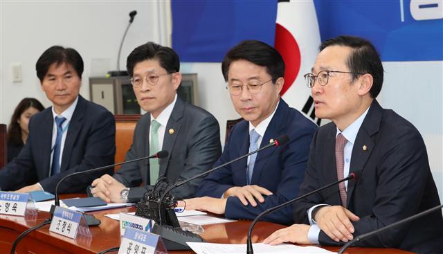 더불어민주당 홍영표 원내대표가 2일 국회에서 열린 ‘중장기적 청년정책 로드맵’ 논의를 위한 당정청 협의회에서 발언하고 있다. 이용선 청와대 시민사회수석(왼쪽부터), 노형욱 국무조정실장, 조정식 정책위의장, 홍 원내대표.    [연합]