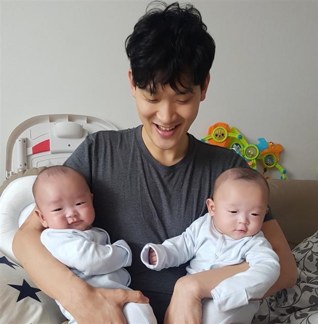 최근 쌍둥이 자녀를 출산한 (주)한화 강대석 과장이 안식월을 통해 아기를 돌보고 있다.
[한화 제공]