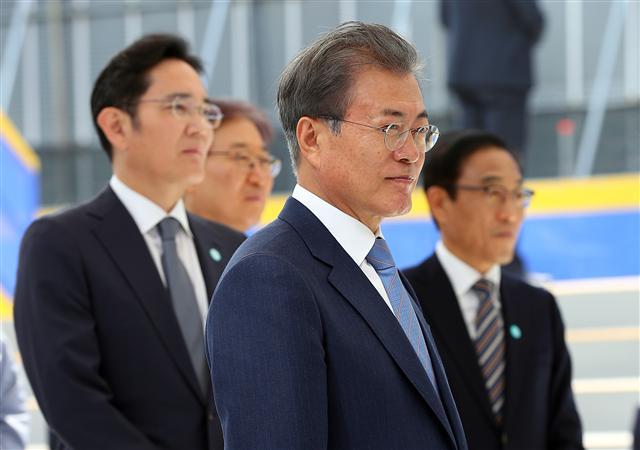 문재인 대통령이 지난달 30일 삼성전자 화성캠퍼스 EUV(극자외선)동 건설현장을 찾아 ‘더월(The Wall)’ 패널을 보면서 건설 경과 및 향후 계획 등을 듣고 있다.  [연합]