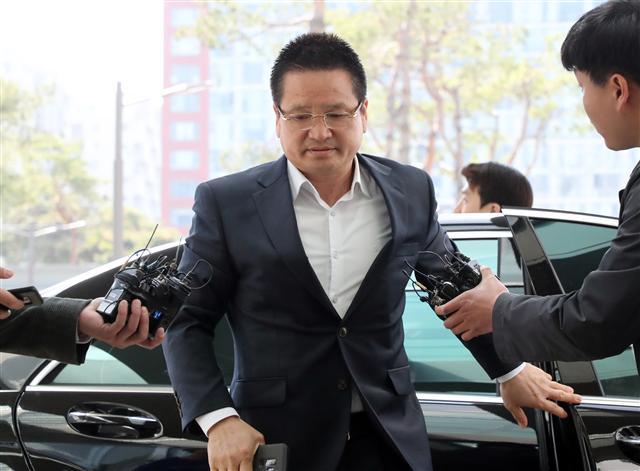 김학의 전 법무부 차관의 뇌물수수·성범죄 의혹 사건의 핵심 인물인 건설업자 윤중천씨가 조사를 받기 위해 2일 서울 송파구 동부지검으로 출석하며 취재진의 질문을 받고 있다.  [연합]