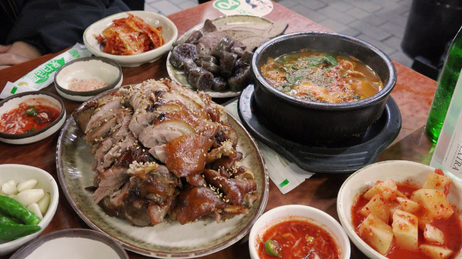 Jokbal is served at a restaurant along Gongdeok Market’s Jokbal Alley in Gongdeok-dong, western Seoul. (Lee So-jung / The Korea Herald)