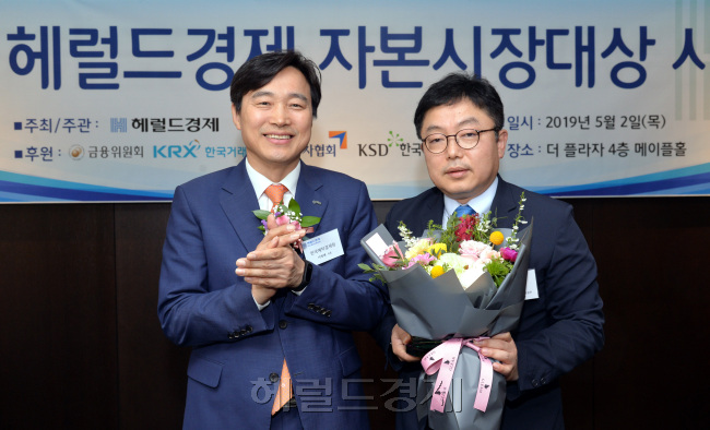 이병래 한국예탁결제원 사장(왼쪽)과 김희재 키움증권 리테일전략팀 상무[사진=정희조 기자/checho@heraldcorp.com]