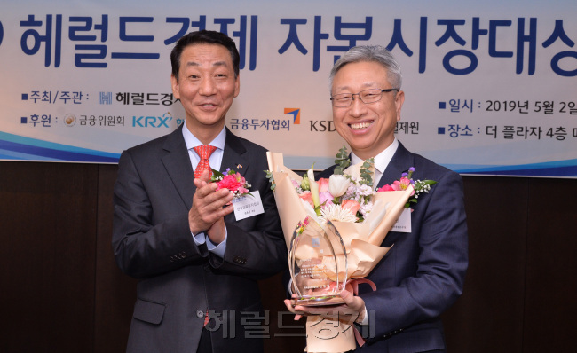 권용원 한국금융투자협회 회장(왼쪽)과 이형일 KB증권 WM총괄본부장[정희조 기자/checho@heraldcorp.com]