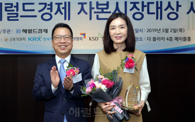 ‘2019 헤럴드경제 자본시장대상’에서 e-서비스대상을 수상한 현주미 신한금융투자 디지털사업본부장(오른쪽)이 정지원 한국거래소 이사장과 사진을 촬영하고 있다. [정희조 기자/checho@heraldcorp.com]