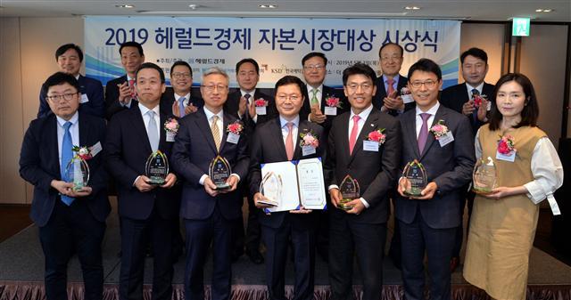 ‘2019 헤럴드경제 자본시장대상’ 시상식 지난 2일 서울 중구 플라자호텔에서 개최됐다. (왼쪽 아래부터 시계 반대방향으로) 김희재 키움증권 리테일전략팀 상무, 윤병운 NH투자증권 IB1사업부대표, 이형일 KB증권 WM총괄본부장, 김기형 메리츠종금증권 사장, 기승준 미래에셋대우 IPO본부 본부장, 이준재 한국투자증권 투자상품본부장, 현주미 신한금융투자 디지털사업본부장, 전창협  헤럴드경제 편집국장, 윤계섭 서울대 명예교수(심사위원장), 권충원  (주)헤럴드 대표이사, 김태현 금융위원회 상임위원, 정지원 한국거래소 이사장, 권용원  한국금융투자협회 회장, 이병래 한국예탁결제원 사장.  정희조 기자/checho@