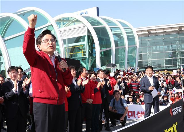 패스트트랙 지정의 문제점을 알리기 위해 ‘경부선 투쟁’에 나선 자유한국당 황교안 대표가 2일 오후 대구시 동대구역 광장에서 열린 ‘문재인 STOP! 대구시민이 심판합니다’ 행사에서 발언하고 있다.    [연합]