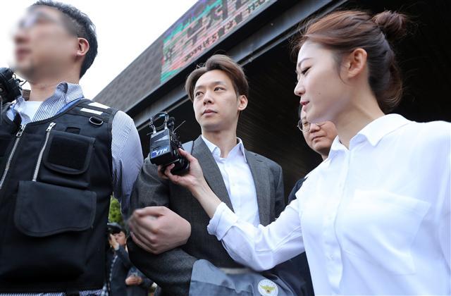 마약 투약 혐의로 구속된 배우 겸 가수 박유천 씨가 3일 오전 검찰 송치를 위해 경기도 수원시 수원남부경찰서를 나오면서 취재진의 질문에 답하고 있다.  [연합]