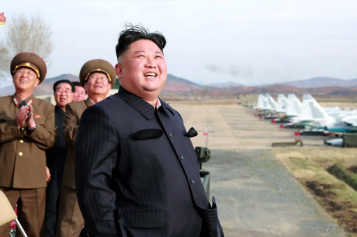 북한 김정은 국무위원장이 지난달 16일 공군 제1017군부대 전투비행사들의 비행훈련을 현지 지도하는 모습 [조선중앙TV 연합]