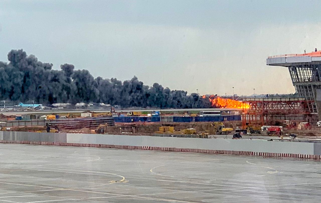 A picture taken on May 5, 2019, shows a fire of a Russian-made Superjet-100 at Sheremetyevo airport outside Moscow. - The Interfax agency reported that the plane, a Russian-made Superjet-100, had just taken off from Sheremetyevo airport on a domestic route when the crew issued a distress signal. (AFP-Yonhap)