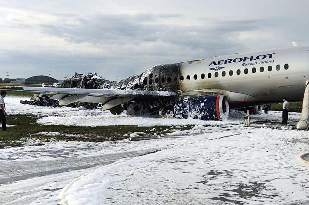 The Sukhoi Superjet 100 aircraft of Aeroflot Airlines is covered in fire retardant foam after an emergency landing in Sheremetyevo airport in Moscow, Russia, Sunday, May 5, 2019. Over a dozen people died Sunday in a fiery airplane accident at Moscow's Sheremetyevo Airport, a spokeswoman for the Russian Investigative Committee said. (AP-Yonhap)