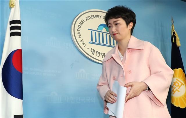 이언주 당시 바른미래당의원이 지난달 국회 정론관에서 탈당과 관련한 긴급 기자회견을 마친 뒤 이동하고 있다.  [연합]
