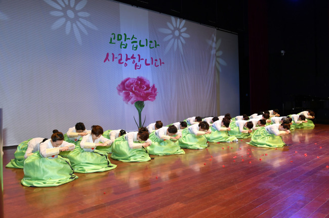 지난해 어버이날 기념식 때 성남시여성단체협의회 회원들 큰 절.[성남시 제공]
지난해 어버이날 기념식 때 성남시여성단체협의회 회원들 큰 절.[성남시 제공]