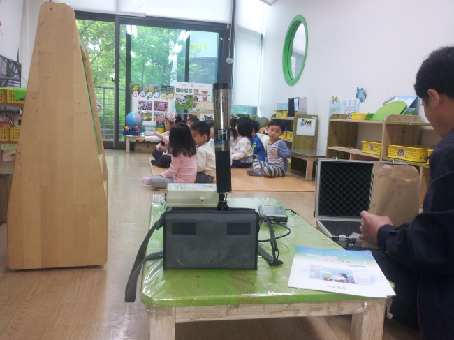 성남지역 한 어린이집에서 실내공기질을 측정 중이다.[성남시 제공]
성남지역 한 어린이집에서 실내공기질을 측정 중이다.[성남시 제공]