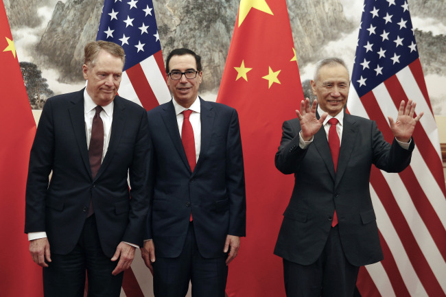 <YONHAP PHOTO-2315> FILE - In this file photo taken Wednesday, May 1, 2019, Chinese Vice Premier Liu He, right, gestures as U.S. Treasury Secretary Steven Mnuchin, center, chats with his Trade Representative Robert Lighthizer, left, before they proceed to their meeting at the Diaoyutai State Guesthouse in Beijing. President Donald Trump turned up the pressure on China on Sunday, May 5, threatening to hike tariffs on $200 billion worth of Chinese goods. Trump's comments, delivered on Twitter, came as a Chinese delegation was scheduled to resume talks in Washington on Wednesday aimed at resolving a trade war that has shaken financial markets and cast gloom over the world economy.(AP Photo/Andy Wong, Pool, File)/2019-05-06 10:43:12/ <저작권자 ⓒ 1980-2019 ㈜연합뉴스. 무단 전재 재배포 금지.>
<YONHAP PHOTO-2315> FILE - In this file photo taken Wednesday, May 1, 2019, Chinese Vice Premier Liu He, right, gestures as U.S. Treasury Secretary Steven Mnuchin, center, chats with his Trade Representative Robert Lighthizer, left, before they proceed to their meeting at the Diaoyutai State Guesthouse in Beijing. President Donald Trump turned up the pressure on China on Sunday, May 5, threatening to hike tariffs on $200 billion worth of Chinese goods. Trump's comments, delivered on Twitter, came as a Chinese delegation was scheduled to resume talks in Washington on Wednesday aimed at resolving a trade war that has shaken financial markets and cast gloom over the world economy.(AP Photo/Andy Wong, Pool, File)/2019-05-06 10:43:12/ <저작권자 ⓒ 1980-2019 ㈜연합뉴스. 무단 전재 재배포 금지.>