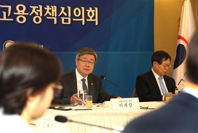 이재갑 고용노동부 장관이 7일 오전 서울 중구 프레스센터에서 열린 ‘2019년 제3차 고용정책심의회’에서 발언하고 있다. 이날 심의회에서는 재정지원 일자리 사업 중 성과가 낮거나 유사ㆍ중복 사업을 통폐합하는 방안이 논의됐다.  [연합]