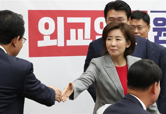 자유한국당 나경원 원내대표(오른쪽)가 7일 오전 국회에서 열린 외교안보 원내대책회의에서 참석한 의원들과 인사하고 있다.    [연합]