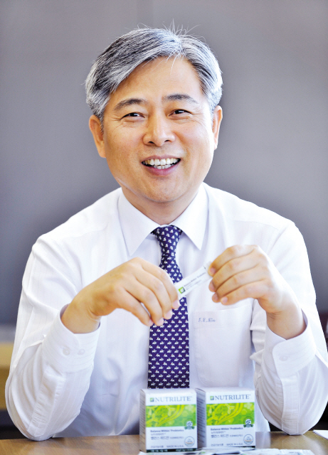 최근 서울 삼성동 한국암웨이 본사에서 김장환 한국암웨이 대표이사가 프로바이오틱스 신제품 ‘밸런스 위드인 프로바이오틱스’를 들고 포즈를 취하고 있다.
