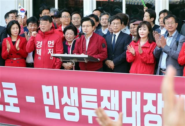 자유한국당 황교안 대표가 7일 오전 부산 중구 자갈치시장에서 ‘국민 속으로 민생투쟁 대장정’ 기자회견을 하고 있다.    [연합]