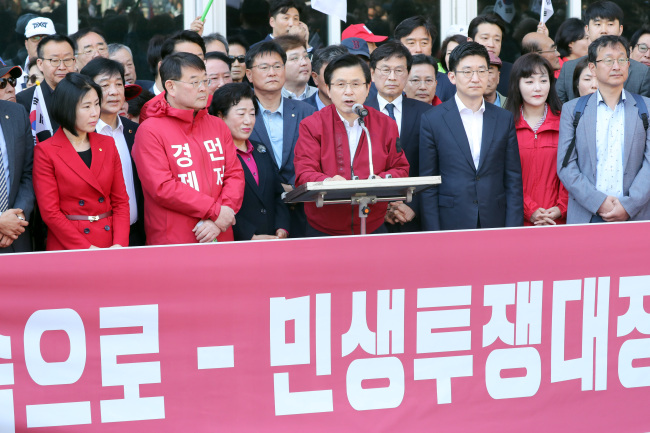 <YONHAP PHOTO-2053> 황교안, 부산서 민생투쟁 대장정 (부산=연합뉴스) 조정호 기자 = 자유한국당 황교안 대표가 7일 오전 부산 중구 자갈치시장에서 '국민 속으로 민생투쟁 대장정' 기자회견을 하고 있다. 2019.5.7 ccho@yna.co.kr/2019-05-07 10:22:52/ <저작권자 ⓒ 1980-2019 ㈜연합뉴스. 무단 전재 재배포 금지.>
<YONHAP PHOTO-2053> 황교안, 부산서 민생투쟁 대장정 (부산=연합뉴스) 조정호 기자 = 자유한국당 황교안 대표가 7일 오전 부산 중구 자갈치시장에서 '국민 속으로 민생투쟁 대장정' 기자회견을 하고 있다. 2019.5.7 ccho@yna.co.kr/2019-05-07 10:22:52/ <저작권자 ⓒ 1980-2019 ㈜연합뉴스. 무단 전재 재배포 금지.>