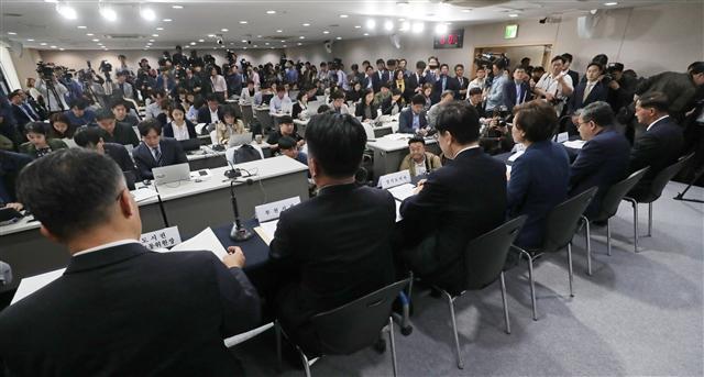 김현미 국토교통부 장관이 7일 오전 서울 종로구 세종로 정부서울청사에서 ‘수도권 주택 30만호 공급방안’ 제3차 신규택지 추진계획을 발표하고 있다. [연합]