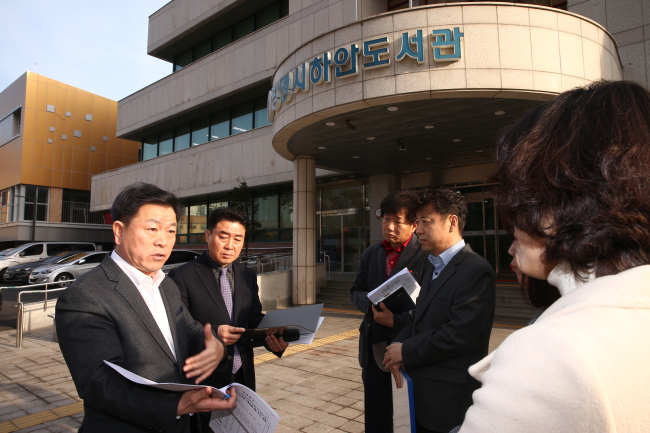 박승원 광명시장은 지난 2월 26일 하안도서관 리모델링관련, 현장방문을 실시했다.[광명시 제공]
박승원 광명시장은 지난 2월 26일 하안도서관 리모델링관련, 현장방문을 실시했다.[광명시 제공]