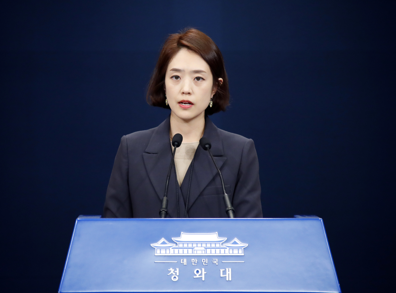 Cheong Wa Dae spokesperson Ko Ming-jung announces the plans for President Moon Jae-in and US President Donald Trump's telephone conversation on Tuesday. Yonhap