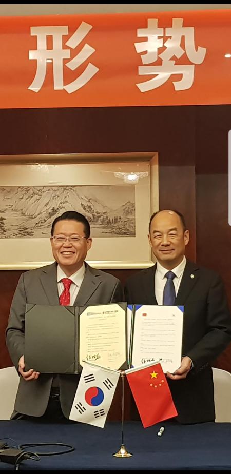 7일 오전 중국 베이징 거화카이위안호텔 컨퍼런스홀에서 열린 한ㆍ중 민간 고위급 전략 포럼에서 참석자들이 북핵 문제와 한ㆍ중 협력 등에 대해 토론하고 있다.<사진 위>. 포럼 행사 전 업무협약을 체결한 권기식 한중도시우호협회장<사진 왼쪽>과 하쩡이 중국국제우호연락회 상무이사.<사진 아래>