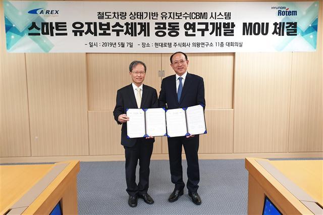 7일 의왕 현대로템 사옥에서 이건용 현대로템 대표이사(오른쪽)와 김한영 공항철도 사장이 MOU 체결 후 기념촬영을 하고 있다.