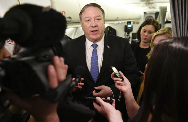 <YONHAP PHOTO-1706> US Secretary of State Mike Pompeo speaks to reporters in flight early on May 8, 2019, after a previously unannounced trip to Baghdad. Pompeo landed in Baghdad late on May 7 on the unannounced visit. (Mandel Ngan/Pool Photo via AP)/2019-05-08 06:51:12/ <저작권자 ⓒ 1980-2019 ㈜연합뉴스. 무단 전재 재배포 금지.>
<YONHAP PHOTO-1706> US Secretary of State Mike Pompeo speaks to reporters in flight early on May 8, 2019, after a previously unannounced trip to Baghdad. Pompeo landed in Baghdad late on May 7 on the unannounced visit. (Mandel Ngan/Pool Photo via AP)/2019-05-08 06:51:12/ <저작권자 ⓒ 1980-2019 ㈜연합뉴스. 무단 전재 재배포 금지.>