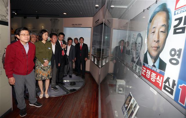 자유한국당 황교안 대표(왼쪽)가 8일 오전 경남 거제시 장목면 김영삼 대통령 기록전시관을 방문해 시설을 둘러보고 있다.  [연합]