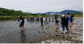 [사진설명=지난해 열린 ‘울산 바이오블리츠’ 행사에서 참가자들이 어류탐사를 하고 있다]