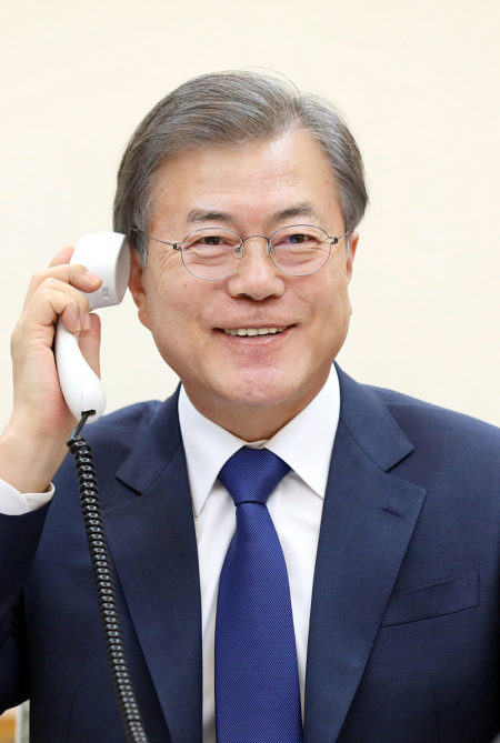 문재인 대통령이 7일 밤 청와대 관저 소회의실에서 도널드 트럼프 미국 대통령과 전화 통화를 하고 있는 모습. [청와대 제공]