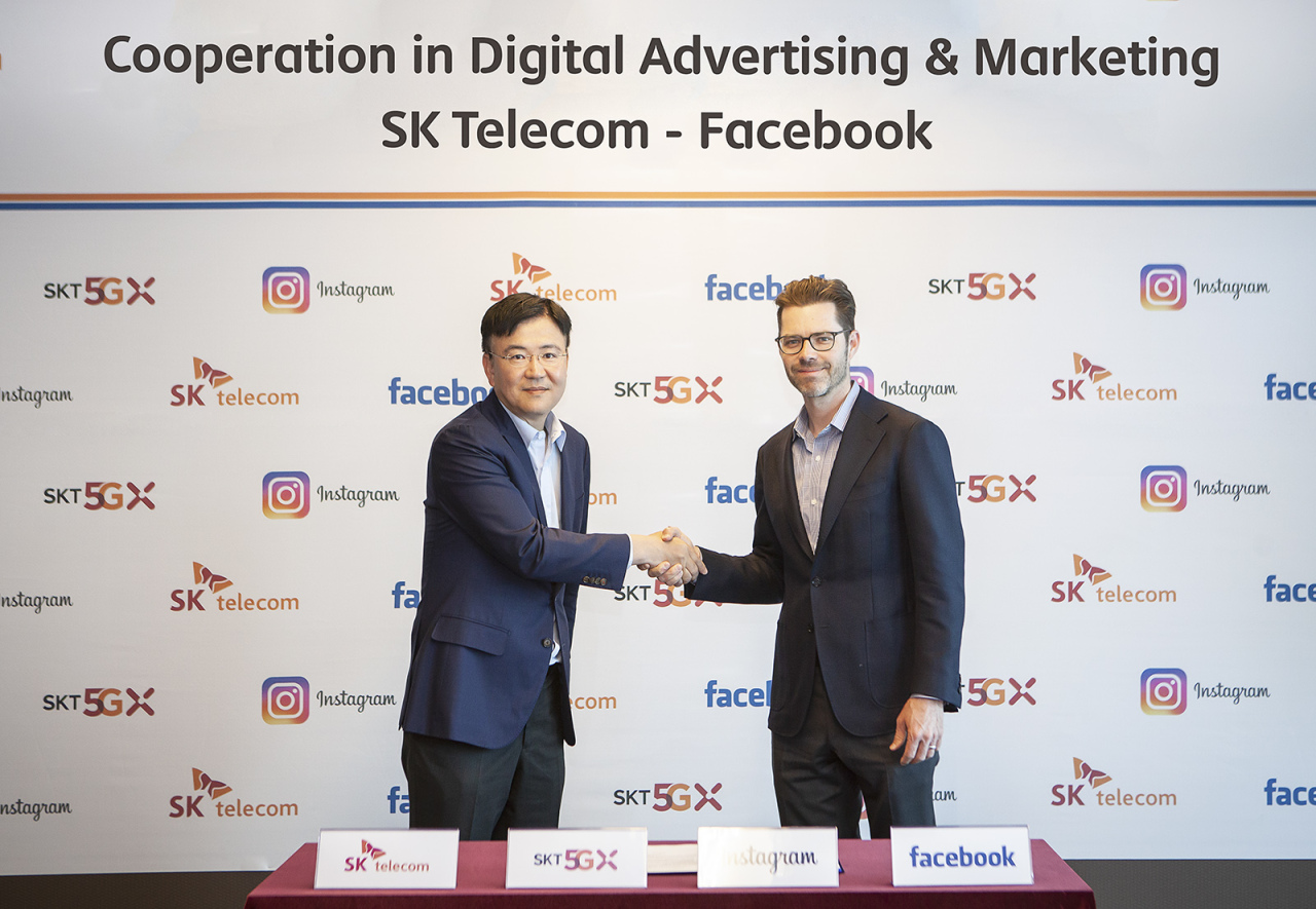 SKT innovation center chief Ha Hyung-il shakes with Instagram Vice President Jim Squires at SKT's headquarter in Seoul. SKT