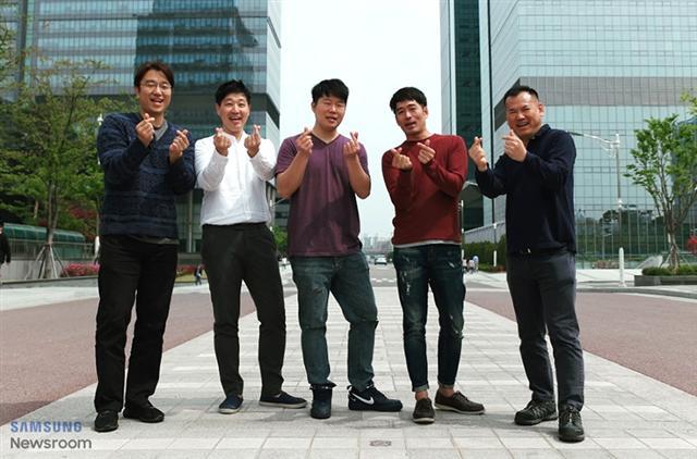 왼쪽부터 김성철·최경진·황현철·김판수·민정기씨.  [삼성전자 뉴스룸 제공]