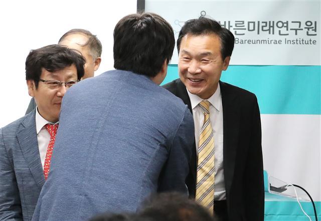 바른미래당 손학규 대표(오른쪽)가 9일 오전 서울 여의도 바른미래연구원에서 열린 ‘세계 경제패권 전쟁과 한반도의 미래-차기 리더의 과제’ 토론회에 입장하며 참석자들과 인사하고 있다.    [연합]
