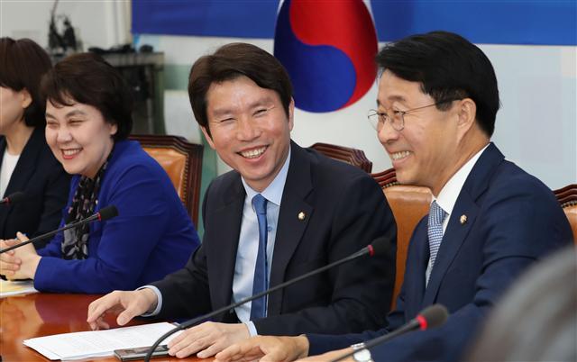 더불어민주당 이인영 원내대표(가운데)가 9일 국회에서 열린 정책조정회의에서 당직자들과 이야기하고 있다.    [연합]