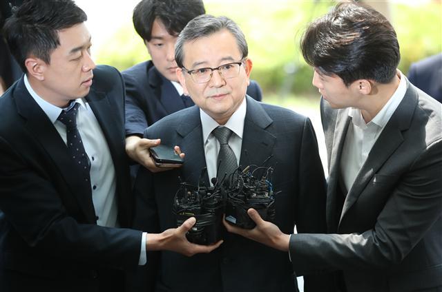 뇌물수수·성범죄 의혹을 받는 김학의 전 법무부 차관이 피의자 신분으로 법무부 검찰과거사위원회 수사권고 관련 수사단에서 조사를 받기 위해 9일 오전 서울 송파구 서울동부지검으로 들어서며 취재진의 질문에 답하고 있다.  [연합]