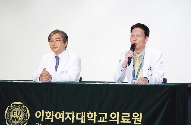 편욱범(오른쪽) 이대서울병원장이 이대서울병원의 비전에 대해 설명하고 있다.
[이대의료원 제공]