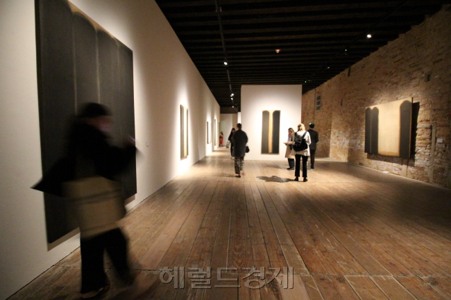 베니스 시립미술관인 포르투니 미술관은 제 38회 베니스비엔날레를 맞아 한국 단색화의 거목 윤형근의 대규모 회고전을 개최한다. 세월의 흔적이 그대로 살아있는 날것의 벽위로 거친 면포나 마포위 큰 붓으로 억압적인 시대를 향한 울분을 토한 윤형근의 작품이 자리잡았다. [사진=이한빛 기자/vicky@]