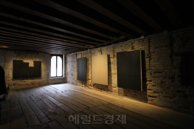 베니스 포르투니 미술관 윤형근전 전시전경 [사진=이한빛 기자/vicky@]