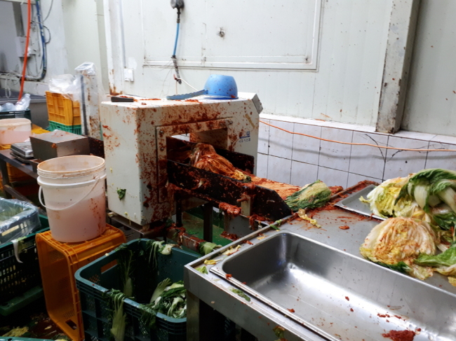 지난해 12월 적발된 비위생적인 학교급식시설 모습.[경기도 제공]
지난해 12월 적발된 비위생적인 학교급식시설 모습.[경기도 제공]